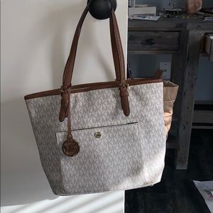 NWT- MK medium vanilla tote